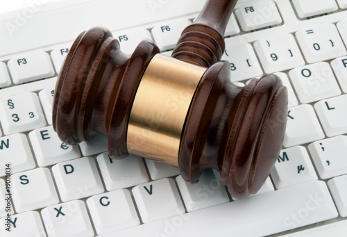 Foto: Richterhammer und Tastatur. Rechtssicherheit im Internet Richterhammer und Tastatur. Rechtssicherheit im Internet