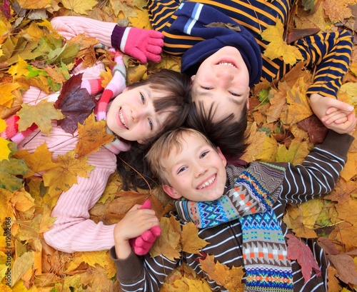 Foto: Children in autumn leaves Children in autumn leaves