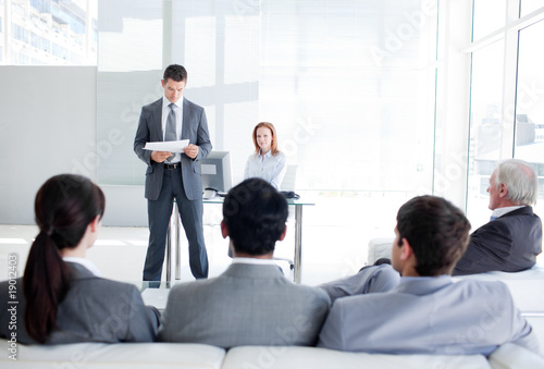 Foto: A diverse business people at a conference A diverse business people at a conference