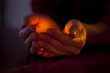 Hand mit Kerze