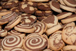 Frisches Schwarzweißgebäck.