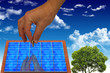 Main avec Maison solaire nuage renouvlable Main avec Maison solaire nuage renouvlable