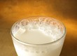 Vaso de leche con burbujas