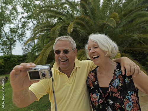 Foto: älteres Ehepaar im Urlaub, Rentner, Senioren älteres Ehepaar im Urlaub, Rentner, Senioren