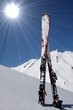 paire de skis plantés dans la neige