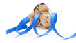 cotillons bleus sur blanc,  serpentin, esprit de fête