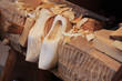 Holzschuhe eingespannt in Werkbank