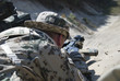 Bundeswehr Soldat sichert Straße