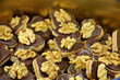 Schokoladenherzen mit Schokoglasur und Walnuß in einer Keksdose