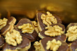 Gefüllte Schokoladenherzen mit Schokoglasur und Walnuß