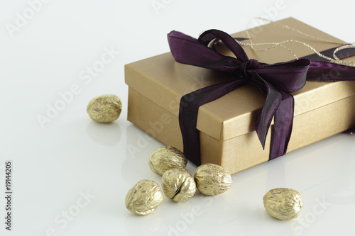 Foto: Weihnachten, Weihnachtsdeko lila und gold auf weiss Weihnachten, Weihnachtsdeko lila und gold auf weiss