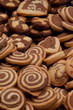 Frisches Schwarzweißgebäck.