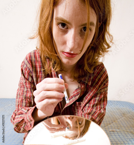Photo : jeune femme en chemise se drogue sniffe de la cocaine jeune femme en chemise se drogue sniffe de la cocaine