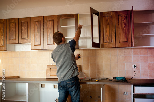 Foto: Carpenter working on new kitchen cabinets Carpenter working on new kitchen cabinets