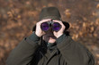 Jäger mit Fernglas