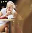 Foto: Attractive woman in street cafŽ Attractive woman in street cafŽ