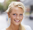Foto: Closeup of a smiling young girl looking at you Closeup of a smiling young girl looking at you