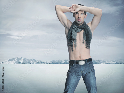 Foto: Winter style fashion shot of an attractive muscular guy Winter style fashion shot of an attractive muscular guy