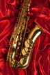 sassofono alto su stoffa satin rossa