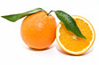 Naranjas con hojas de naranjo recien cosechadas Naranjas con hojas de naranjo recien cosechadas
