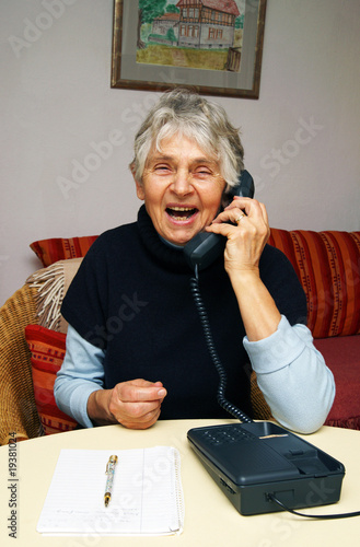 Photo: Happy Senior Phone Call - Seniorin beim Telefonieren Happy Senior Phone Call - Seniorin beim Telefonieren
