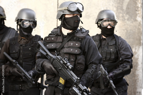 Foto: SWAT officer in full tactical gear. SWAT officer in full tactical gear.