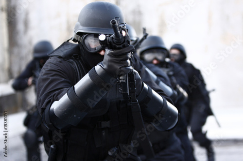 Foto: SWAT officers in full tactical gear. SWAT officers in full tactical gear.