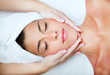 Foto: Beautiful young woman receiving facial massage. Beautiful young woman receiving facial massage.