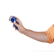 Männerhand mit blauen Rasierapparat