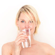 Foto: Frau trinkt ein Glas Wasser Frau trinkt ein Glas Wasser