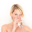 Foto: Frau trinkt ein Glas Wasser Frau trinkt ein Glas Wasser