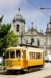 Porto – malowniczy tramwaj na tle panoramy
