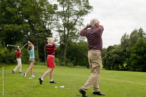 Foto: Golfer auf der Driving-Range Golfer auf der Driving-Range
