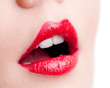 Offener Mund mit roten Lippen