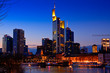 Frankfurter Skyline bei Abenddaemmerung