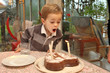 enfant souffle ces bougies d aniverssaire