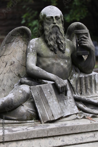 Foto: Chronos mit Buch und Sanduhr Chronos mit Buch und Sanduhr