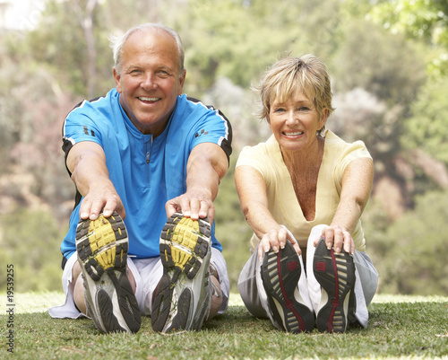 Foto: Senior Couple Exercising In Park Senior Couple Exercising In Park