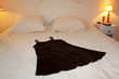 chemise de nuit sur le lit