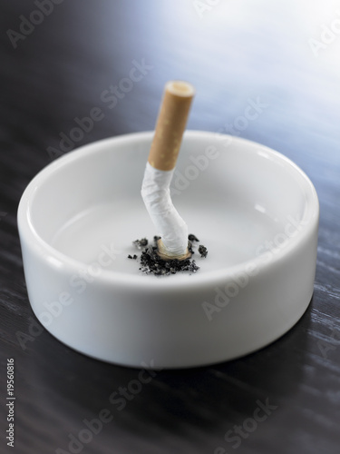 Foto: Stubbed out cigarette in ashtray Stubbed out cigarette in ashtray