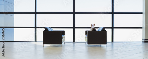 Foto: Businesswoman napping in office waiting area Businesswoman napping in office waiting area