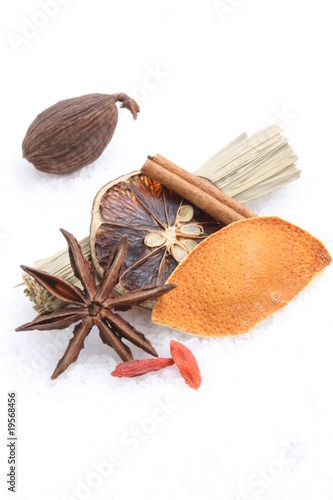 Cinnamon, citrus, star anise, cardamon, cymbopogon and goji