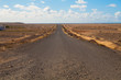 route entourée de sable