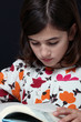bambina legge un libro
