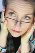 femme portant ses lunettes de vue
