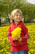 Kleines Mädchen mit Blumenstrauß