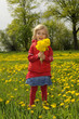 Kleines Mädchen mit Blumenstrauß