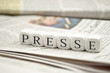 Presse mit Zeitungen