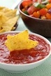 Tortilla Chips mit Dip und Gemüsesalat
