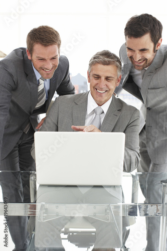 Foto: Businessmen with a laptop Businessmen with a laptop
